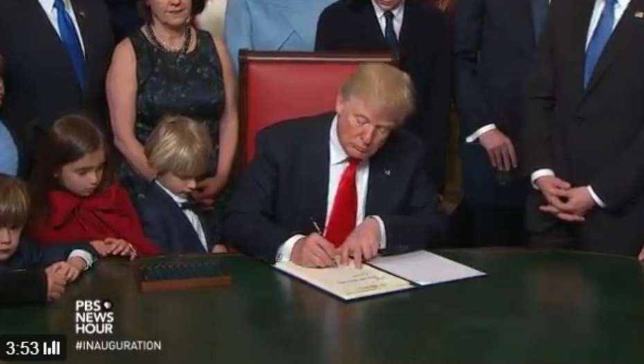 Trump firma su primera orden ejecutiva contra el 'Obamacare'