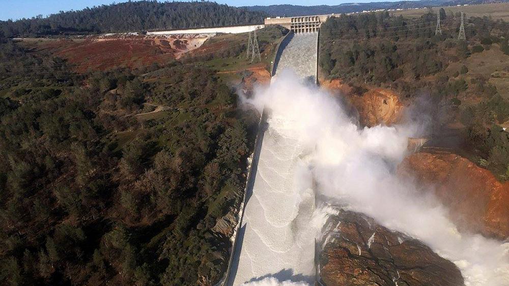 Ordenan evacuar a miles de personas en California ante el temor por los daños en una presa