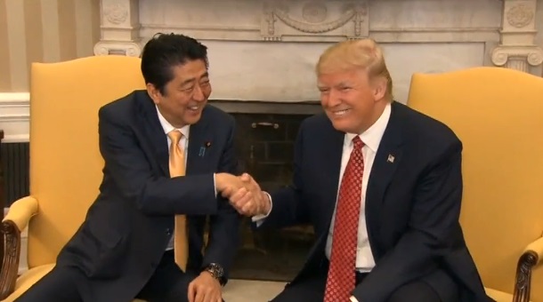 Abe dice que Trump sabe escuchar y lo califica como «franco y abierto»