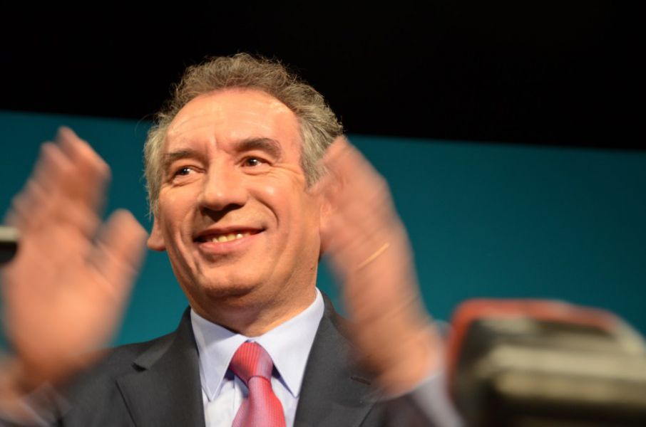 El centrista Bayrou abandona la carrera presidencial en Francia y ofrece su apoyo a Macron