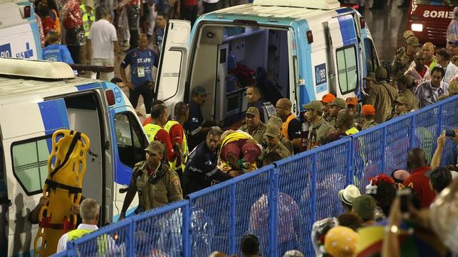 El desplome de una pasarela en una carroza causa al menos 15 heridos en el Sambódromo de Río