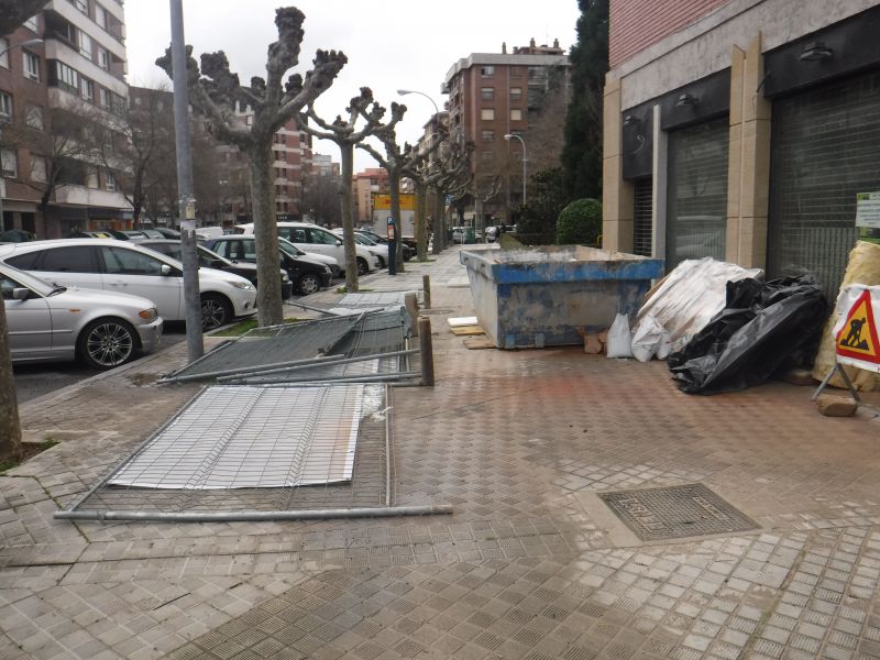 Un peatón herido al caer una valla por el viento en Pamplona