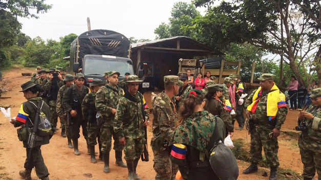 El Gobierno y las FARC proclaman el fin de 52 años de conflicto y la llegada de la paz