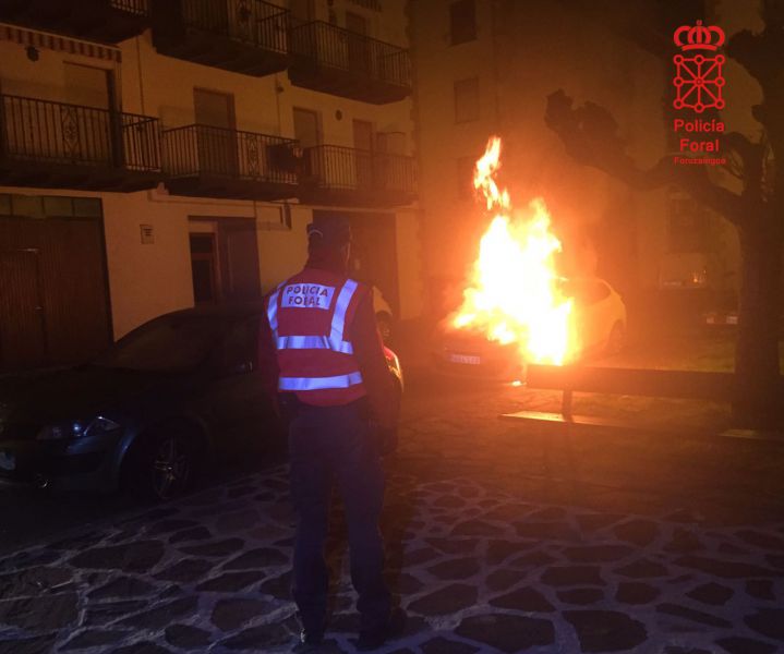 Policía Foral investiga el incendio de un coche en Elizondo