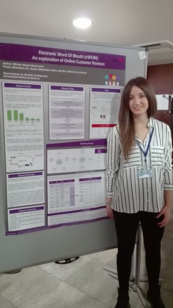 Una doctorando de la UPNA, premiada por un póster sobre los comentarios de los consumidores en internet