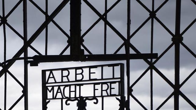 Vuelve al campo nazi de Dachau el portalón robado con lema 