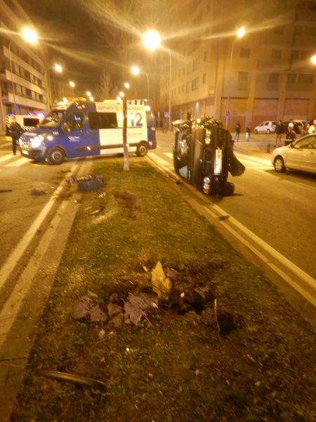 Un joven de 19 años ebrio arrolla tres árboles y vuelca el coche en el Carnaval de Pamplona