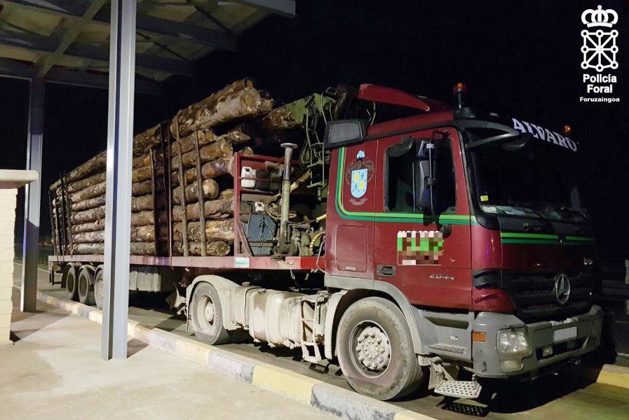 Inmovilizado en Ribaforada un camión por circular con 58 toneladas