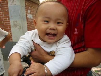 China estudia dar incentivos financieros a parejas que tengan un segundo hijo
