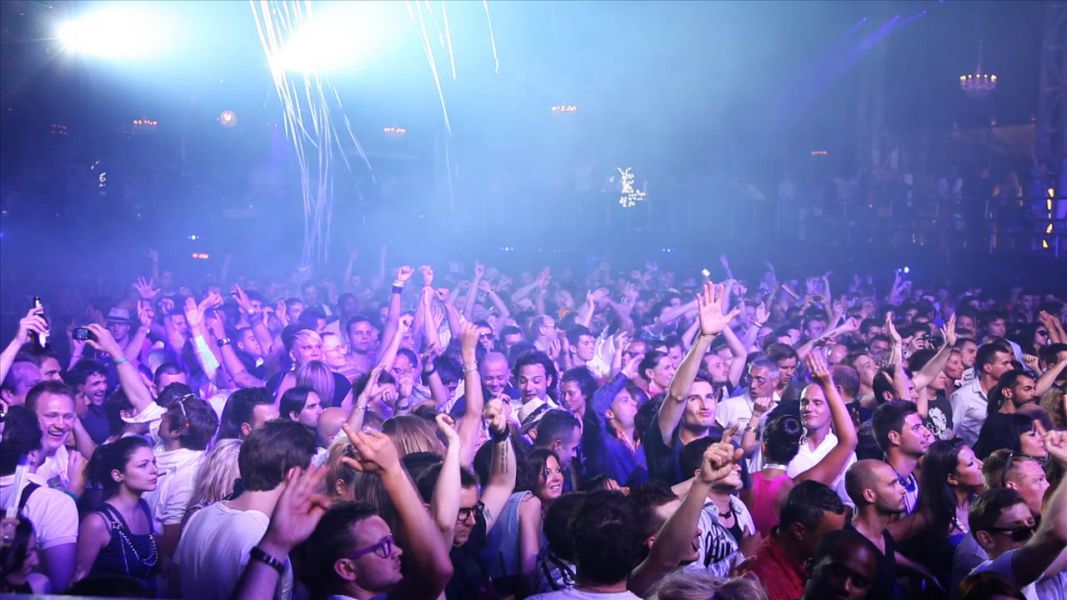 Una discoteca de Barcelona pide a las mujeres ir «sin bragas»