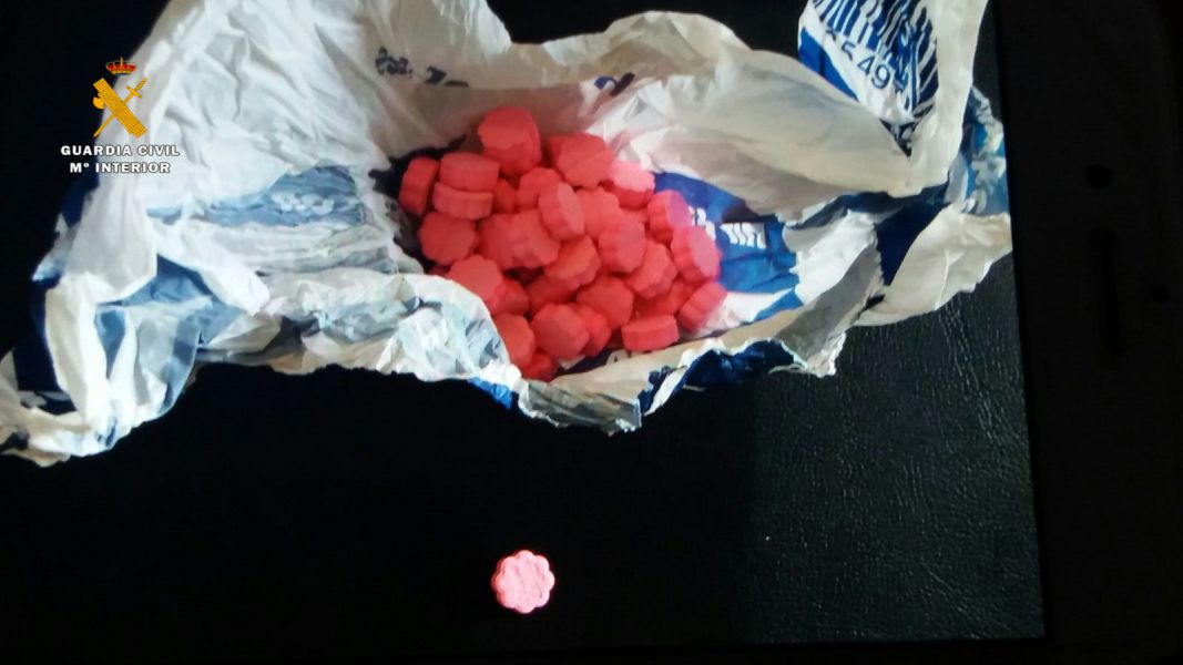 La Guardia Civil detiene a un varón por tráfico de 'éxtasis' con holograma de “Chupa Chups”