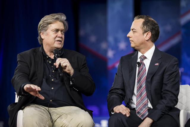 El equipo de Trump alienta al conservadurismo de EE.UU. y defiende sus promesas