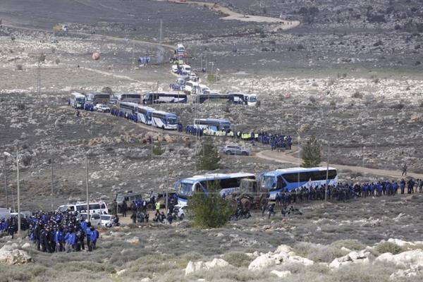 Diez policías israelíes heridos en los disturbios de la evacuación de Amoná