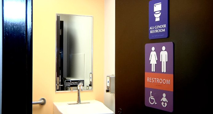 Trump anula la norma que permitía a los transexuales elegir baño