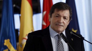 El presidente de la Comisión Gestora del PSOE, Javier Fernández, es el líder de un partido de ámbito nacional mejor valorado. EFE Emilio Naranjo