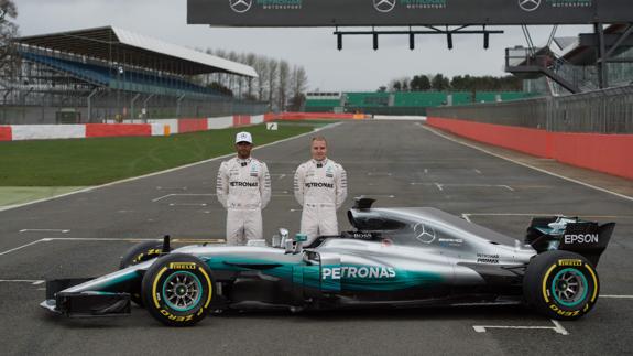 Hamilton y Bottas presentan el W08 con que Mercedes aspira a defender su dominio