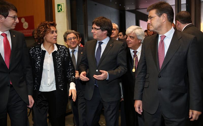 Puigdemont cuestiona la independencia judicial en un acto con Catalá