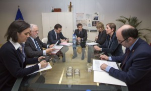 Barkos, junto con Ayerdi, Ollo e Irujo, conversa con Arias Cañete.
