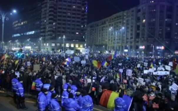 Medio millón de rumanos protestan contra el Gobierno pese a la retirada del decreto