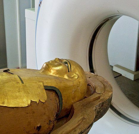 Un equipo español, el primero extranjero en hacer un TAC a momias en Egipto