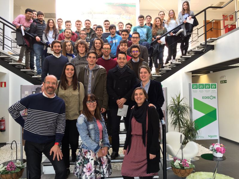 Estudiantes del Máster de Ingeniería Industrial de la UPNA visitan la empresa Schneider Electric de Puente la Reina