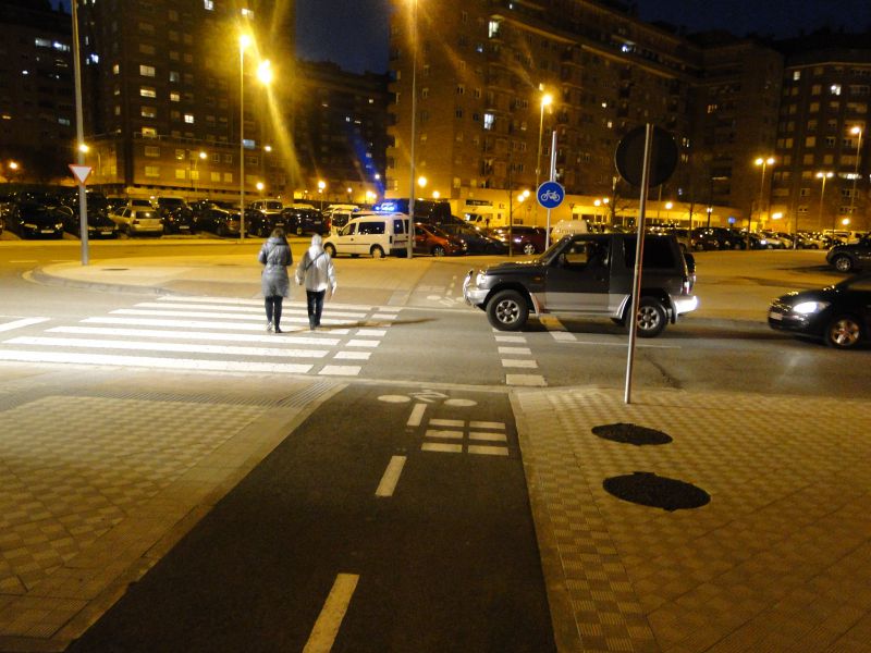Un ciclista herido por colisión con un vehículo en la calle Azpilagaña de Pamplona