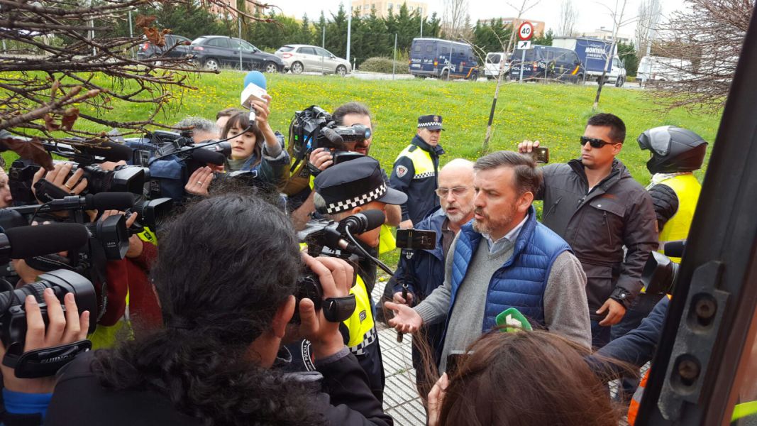 Policía Nacional para en Zuasti al autobús de HazteOir