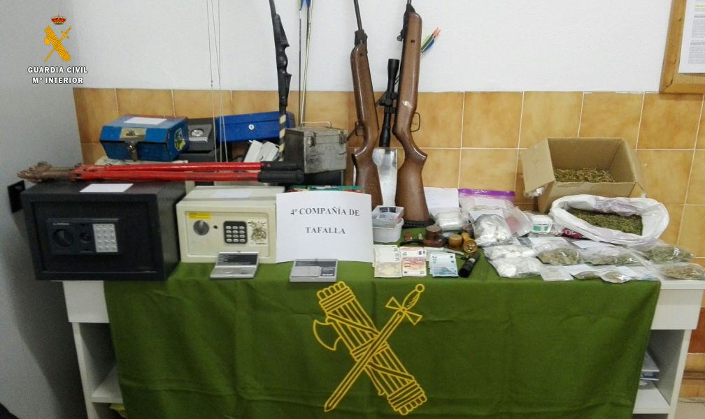 La Guardia Civil de Navarra investiga a 9 personas de una peña en Carcastillo por delito droga y armas