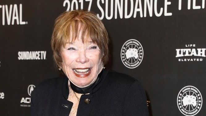 Shirley MacLaine, una controladora y gruñona anciana en «The Last Word»