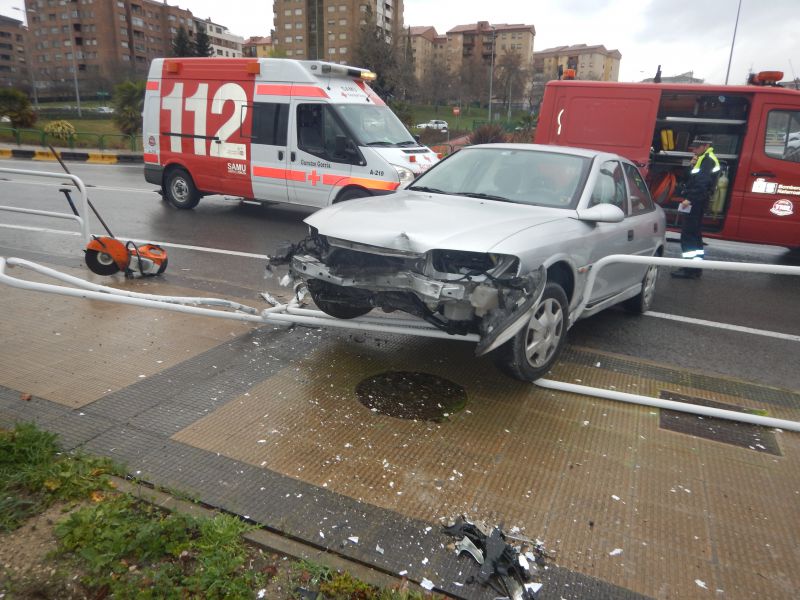 Un mujer evacuada al CHN al salirse de la vía en la Avda Navarra a la altura de Azpilagaña
