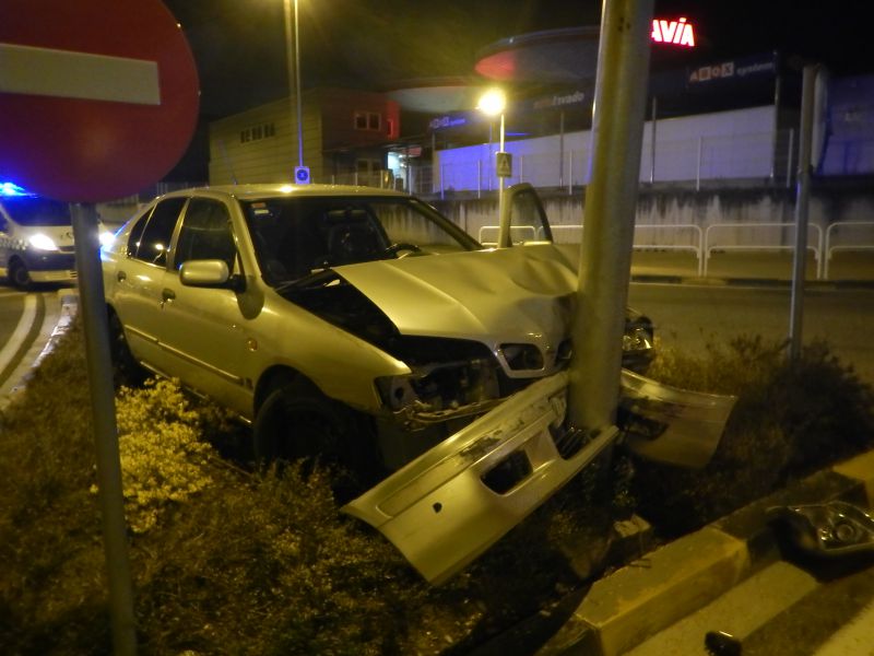 Una mujer triplica la tasa de alcoholemia y choca contra una farola