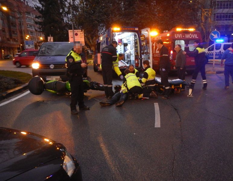 Evacuado un herido al CHN por colisión entre turismo y moto de gran cilindrada