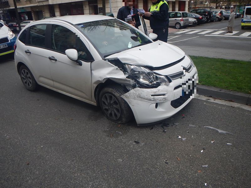 Herida en la calle Esquíroz una conductora de 40 años al salir del estacionamiento