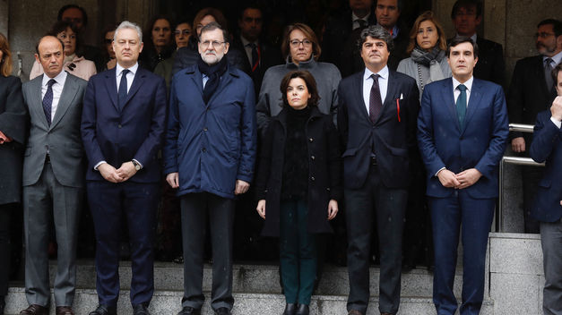 Ciudadanos e instituciones guardan un minuto de silencio por el atentado