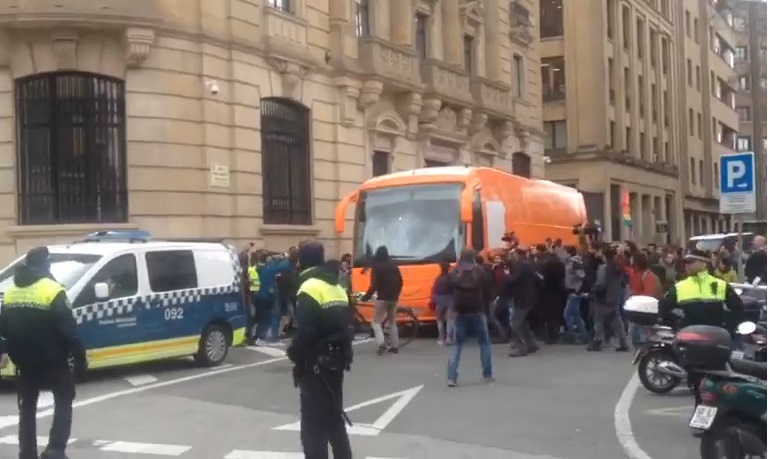 HazteOir.org lamenta el incidente que ha afectado a una joven en Pamplona mientras  el vehículo era escoltado por la Policía Municipal