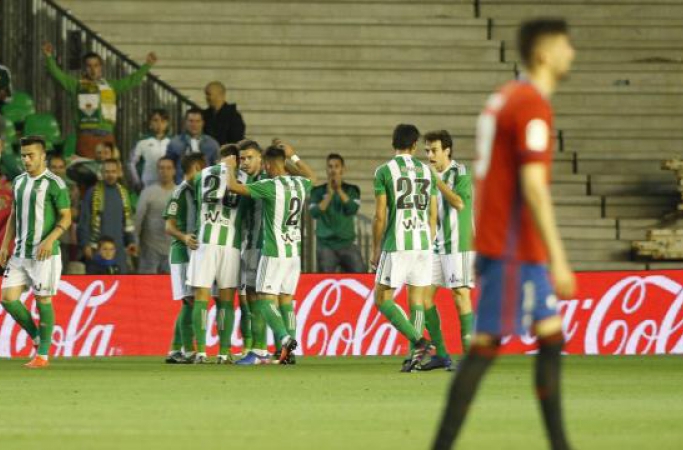 2-0: El Betis deshaucia un poco más a Osasuna
