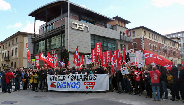 Delegados de UGT y CCOO de Navarra protestan contra los empresarios