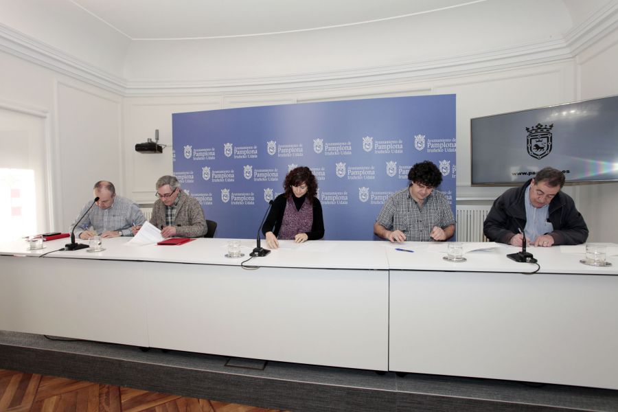 CCOO, UGT, LAB y SOLIDARI y el Ayuntamiento de Pamplona firman el convenio de colaboración social