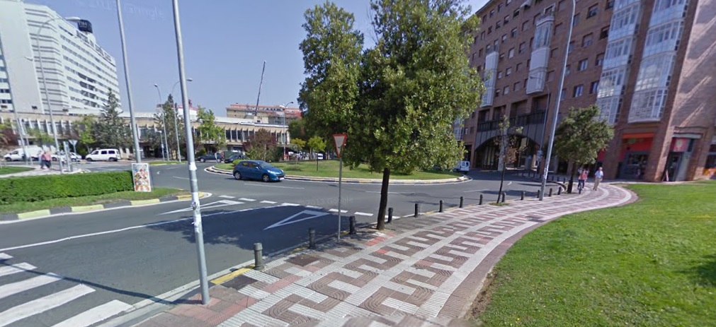 Herido un conductor ebrio al salirse de la vía en la Avenida Barañain de Pamplona