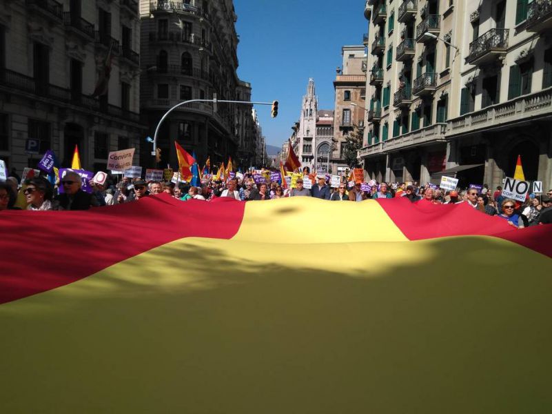 Miles de personas se manifiestan en Barcelona contra el 