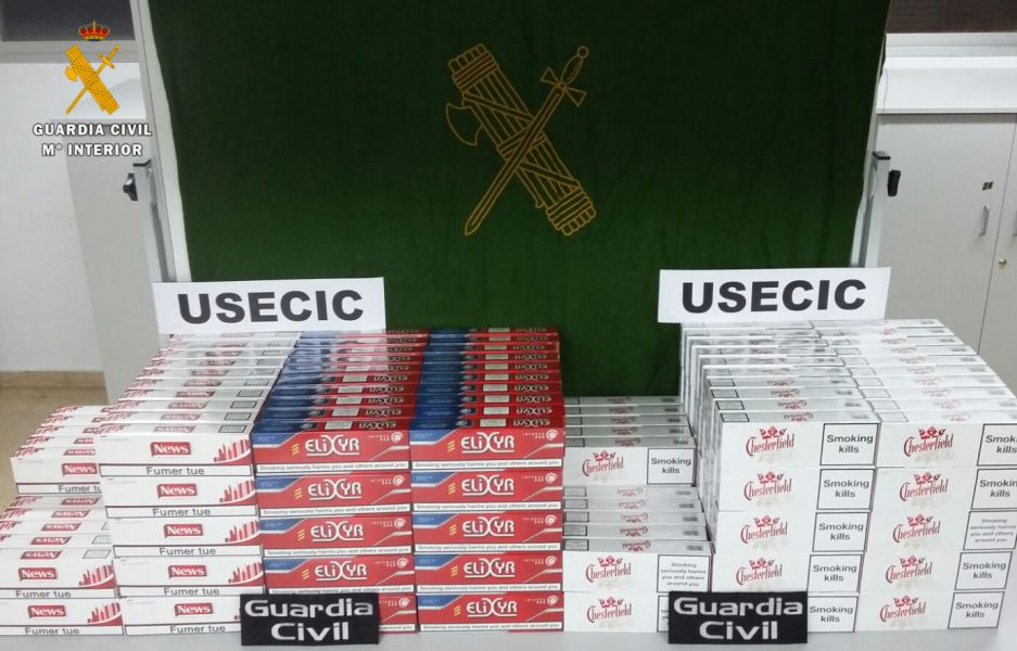 La Guardia Civil detiene a un hombre con requisitoria judicial y que portaba 3.000 cajetillas de tabaco