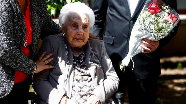 Una rosa y un dragón para Ana Vela, de 115 años, la europea más anciana