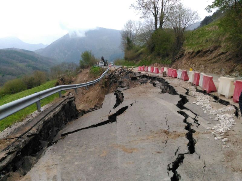 Un importante desprendimiento cierra al tráfico pesado la carretera del puerto de Azpiroz