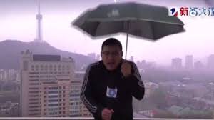 (Video) Un rayo alcanza a un reportero chino en directo mientras daba el parte meteorológico