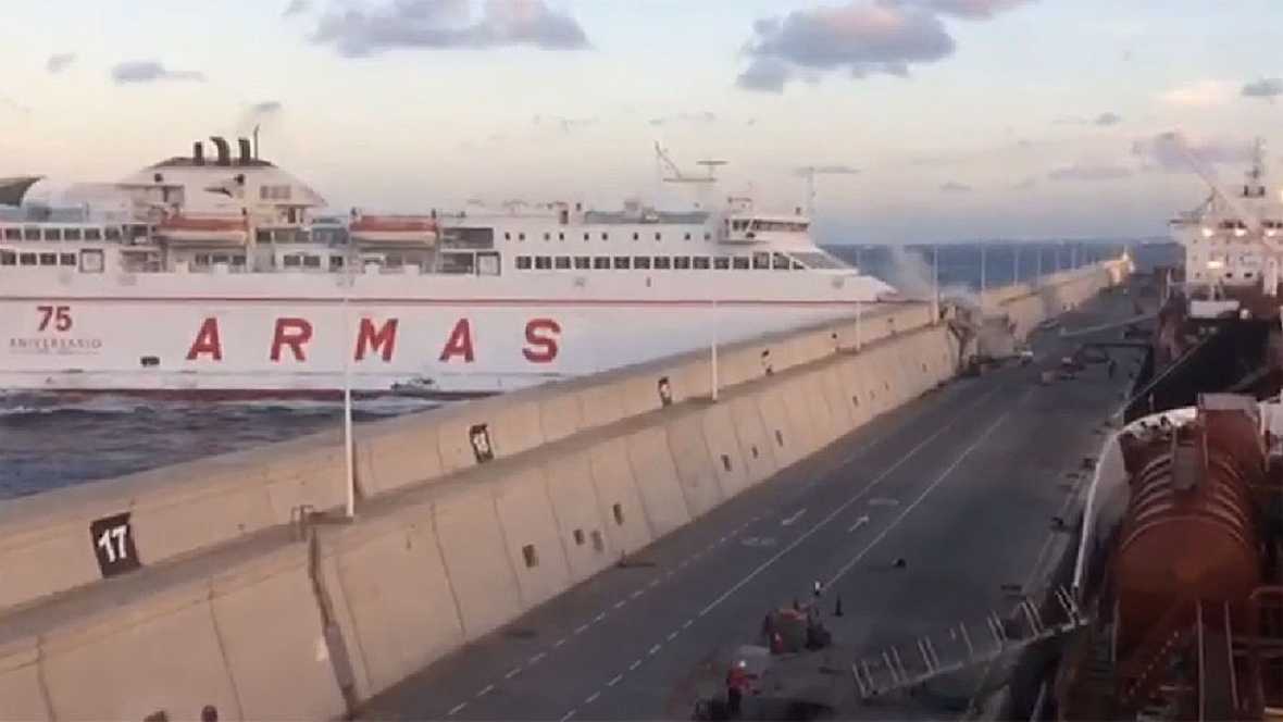 El choque de un ferry contra el puerto de Las Palmas causa un vertido de tres kilómetros