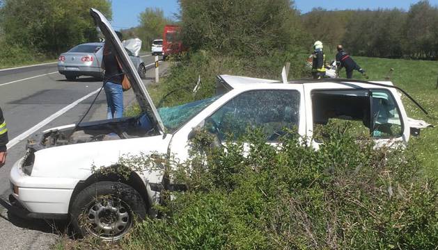 Un bebé, un niño de 3 años y dos heridos más en un choque frontal en Olagüe