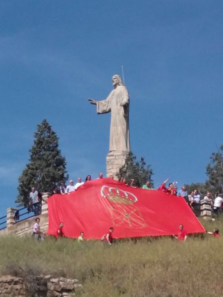 Hacen ondear una gran bandera en Tudela reivindicando la identidad de Navarra
