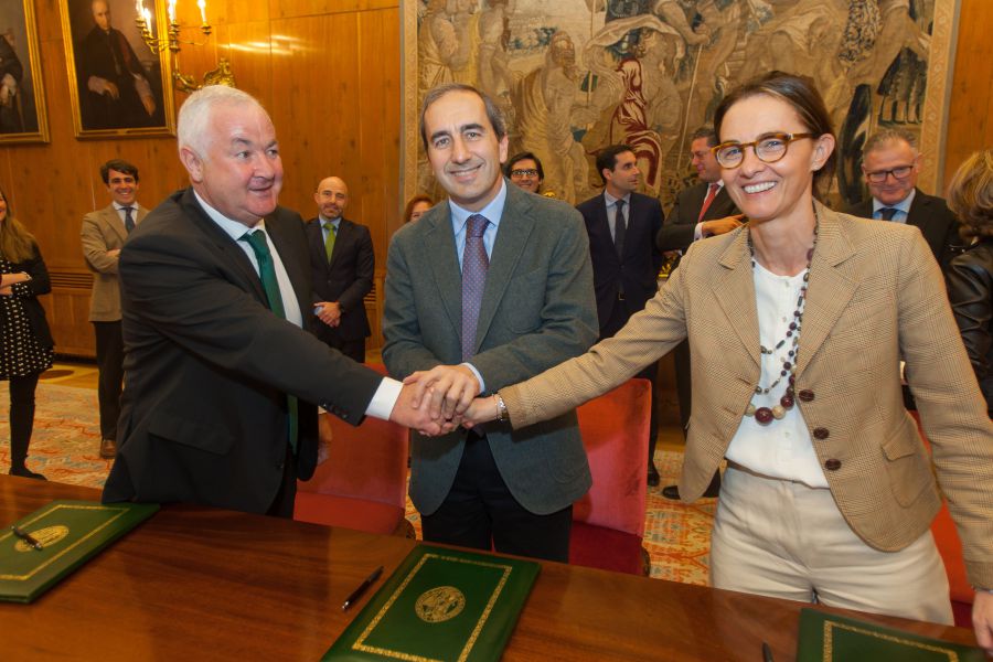 La Universidad de Navarra renueva el convenio de colaboración con Caja Rural