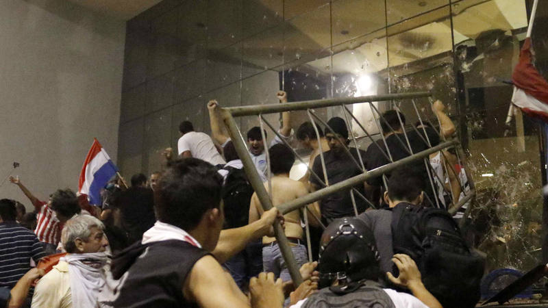 Muere un opositor y asaltan e incendian el Congreso durante los disturbios en Paraguay