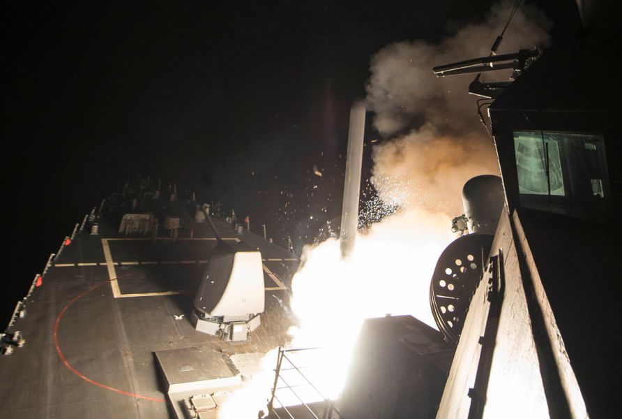 Trump ordena lanzar decenas de misiles crucero contra un aeródromo en Siria